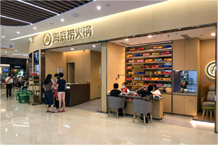 昆明海底捞甩面落地再上桌 店家态度受质疑